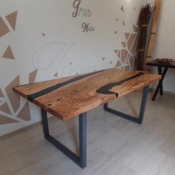 tavolo-in-legno-e-resina-eris1