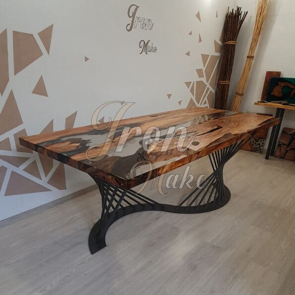 tavolo in legno e resina-delta10