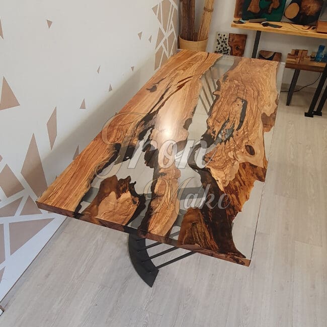 tavolo in legno e resina-delta9