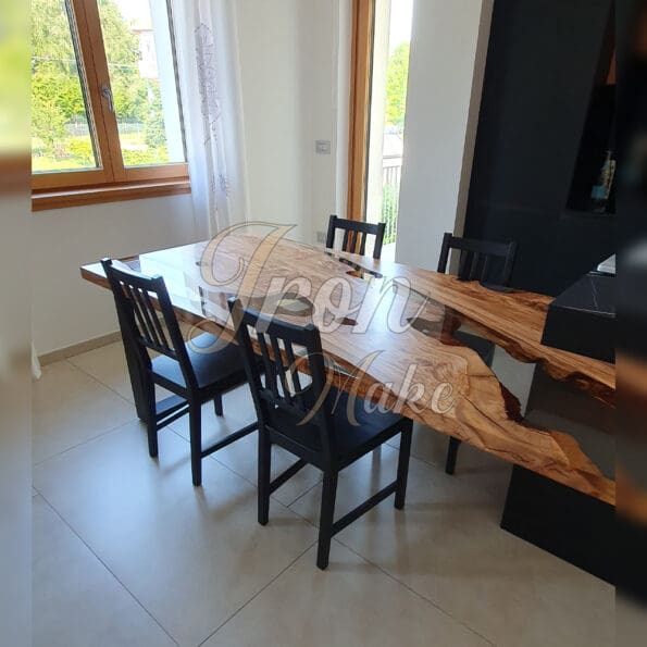 tavolo in legno e resina-elisabeth1